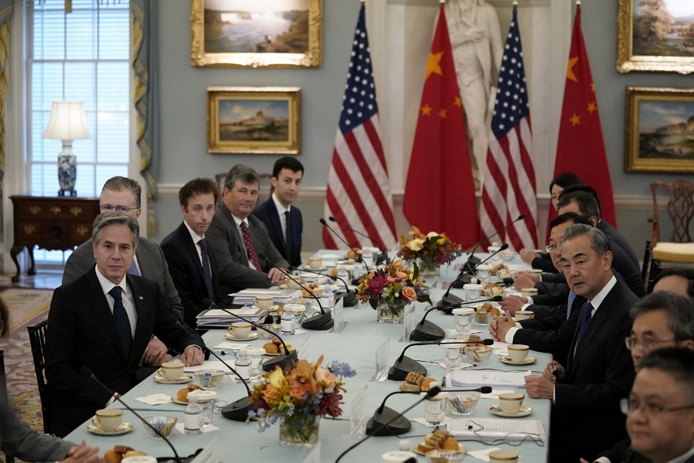 2023年10月27日，中國外交部長王毅、美國國務卿布林肯率領中美兩方代表在華府會晤。（圖／路透社Elizabeth Frantz）
