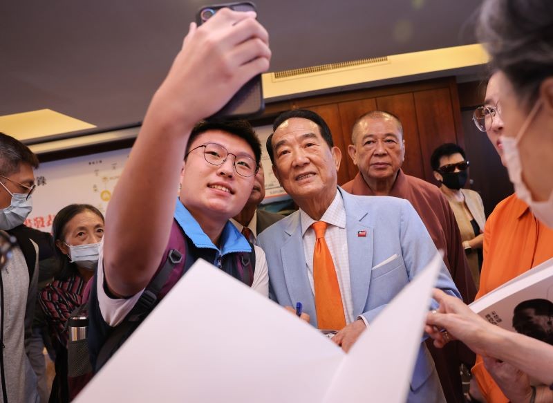 
親民黨主席宋楚瑜（前右）10月25日在台北舉辦「公門好修行」新書發表會，與讀者合影留念。中央社
