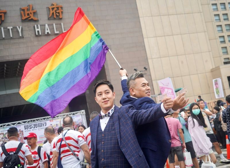 
台灣同志遊行28日在台北市政府前登場，1對同婚伴侶在市府廣場拍攝婚紗照紀念。中央社
