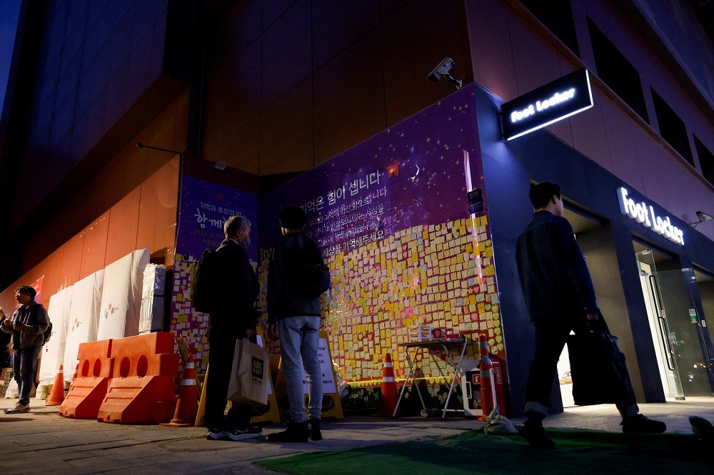 去年南韓梨泰院踩踏意外事發巷弄設立一面便利貼牆讓民眾哀悼（圖／路透社SOO-HYEON KIM）

