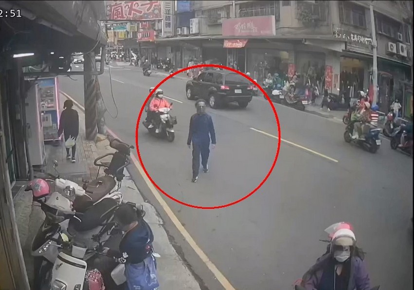 Man dressed as Michael Myers crosses busy street in New Taipei on Oct. 28. (New Taipei City Police Department screenshot)

