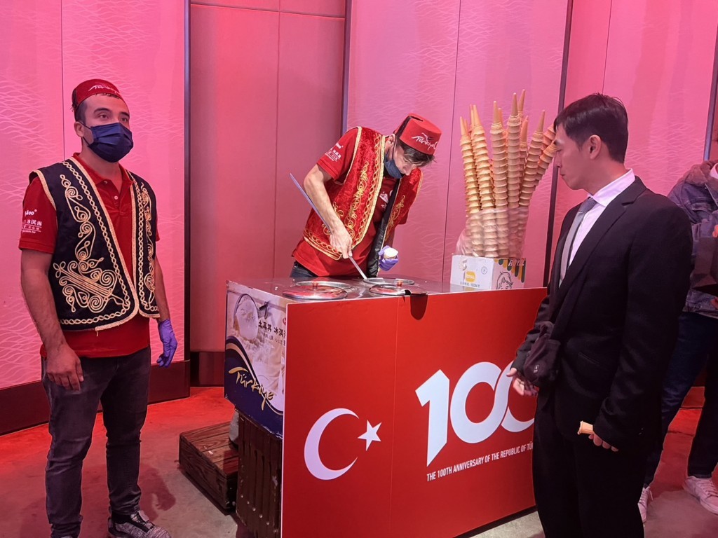 土耳其30日舉行歡慶建國百年酒會，土耳其冰淇淋攤位大受與會者青睞（圖／中央社）
