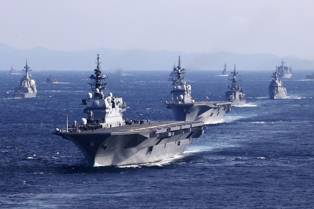 2022年11月6日，日本出雲號護衛艦艦隊在相模灣海域。（圖／Kyodo via Reuters）
