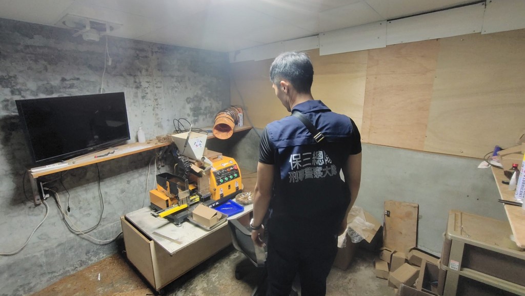 Police raid illegal cigarette factory in Taoyuan. (Police photo)
