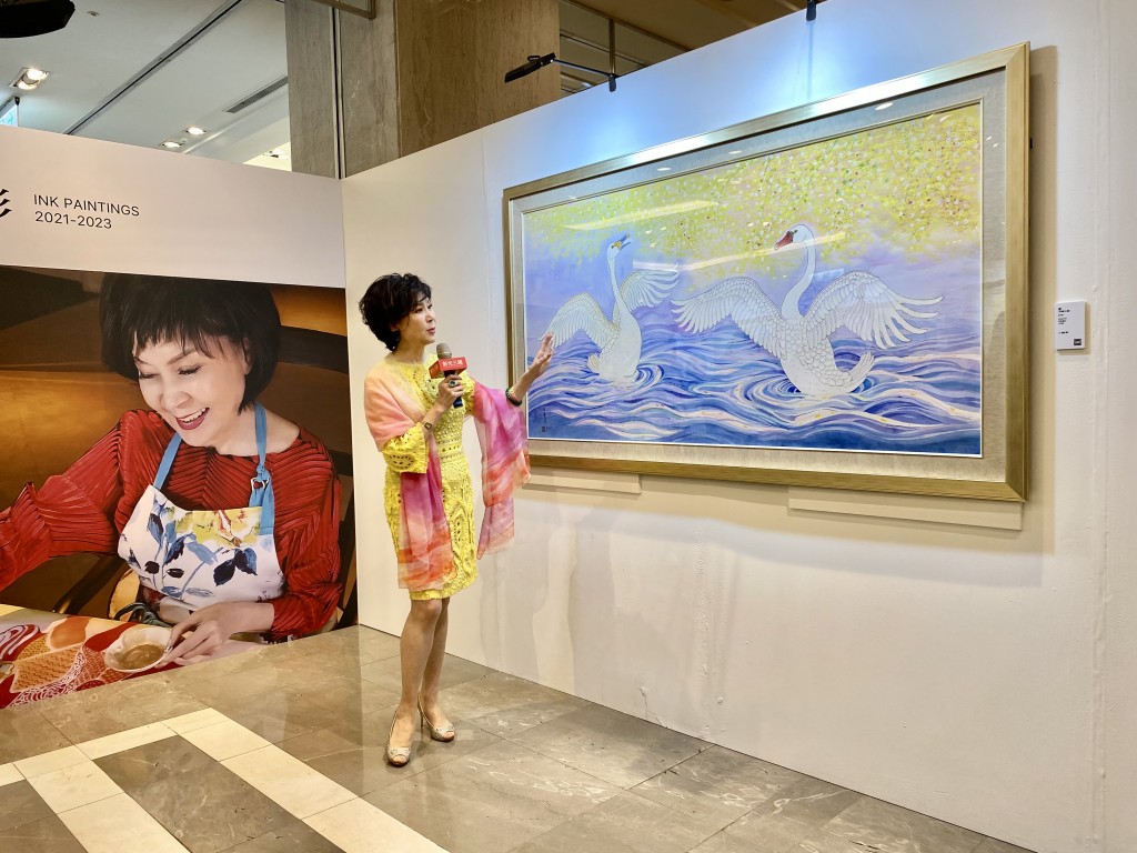 Bai Jia-li and her most expensive painting, "Love (Water Dance Swans)." (Taiwan News, Lyla Liu photo)
