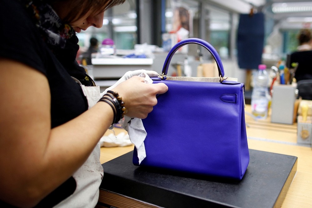 2013年10月4日，法國瑟隆庫爾愛馬仕工坊，匠人正手工製作凱莉包。（圖／路透社Benoit Tessier ）
