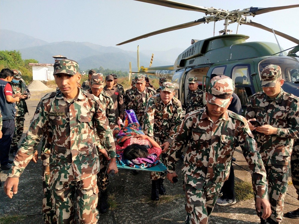 尼泊爾軍人用擔架移送地震中受傷的傷患（圖／路透社＿NEPAL ARMY）
