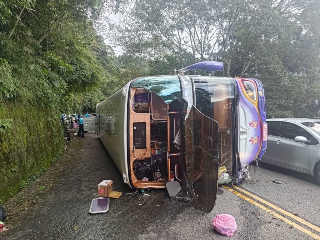 
一輛遊覽車5日下午從宜蘭太平山下山途中意外翻覆，消防獲報馳援，持續救援受困者。（讀者提供）中央社
