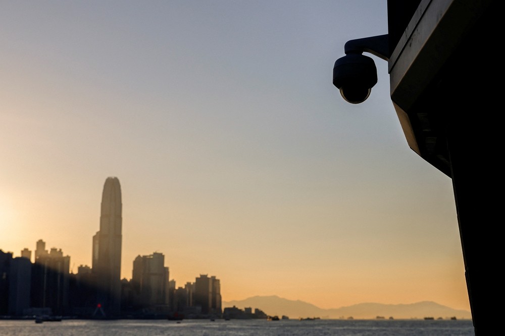 2023年10月24日，香港維多利亞港，近景是一支監視攝影器。（圖／路透社Tyrone Siu）
