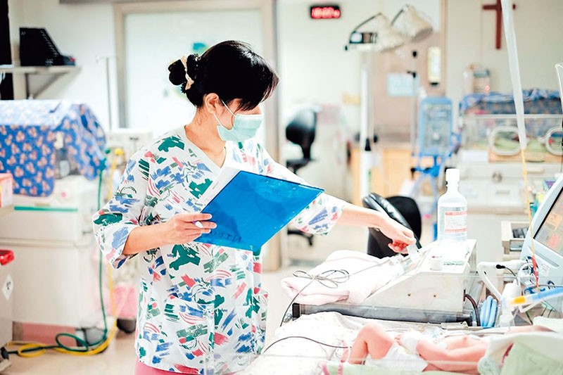 A nurse is pictured at work. (Ministry of Health and Welfare photo)
