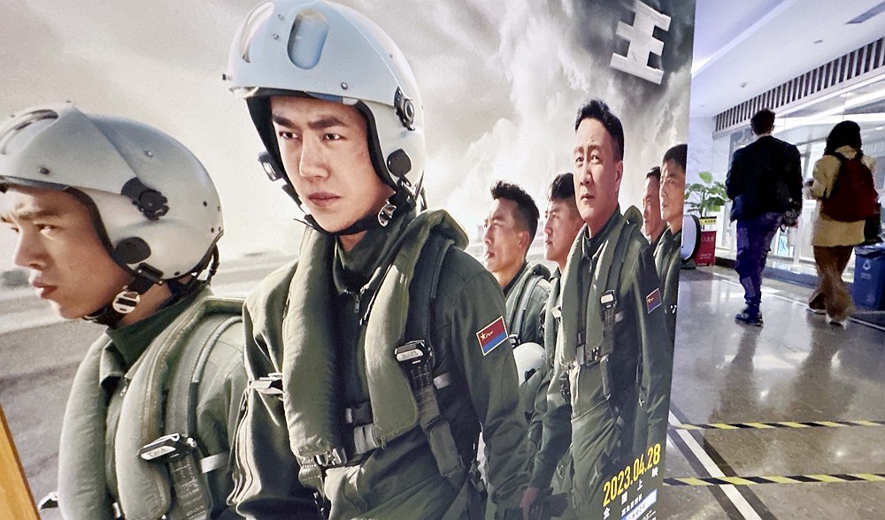 2023年5月4日，中國北京戲院放映戰機電影《長空之王》。（圖／路透社Yomiuri Shimbun ）
