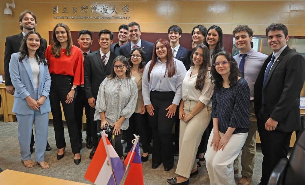 Paraguayan President Santiago Pena posing with fellowship recipients during his Taiwan trip before taking office. (Embassy of the Republic of the Para...
