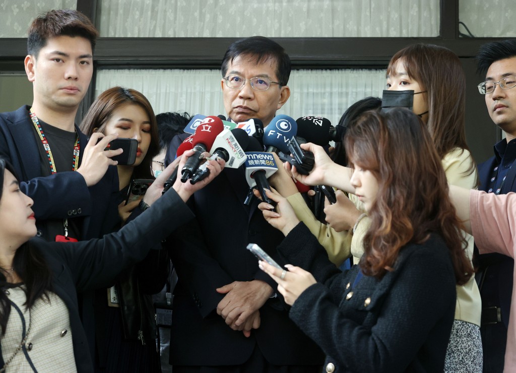 Transportation Minister Wang Kwo-tsai (center) faces reporters at the Legislative Yuan Tuesday. 
