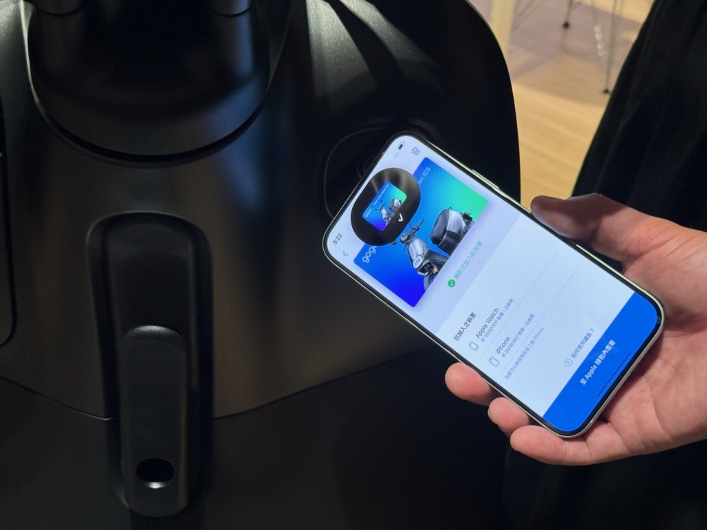 蘋果公司（Apple）與機車品牌Gogoro 8日宣布推出 Apple錢包機車鑰匙功能，iPhone或Apple Watch靠近車輛可直接...
