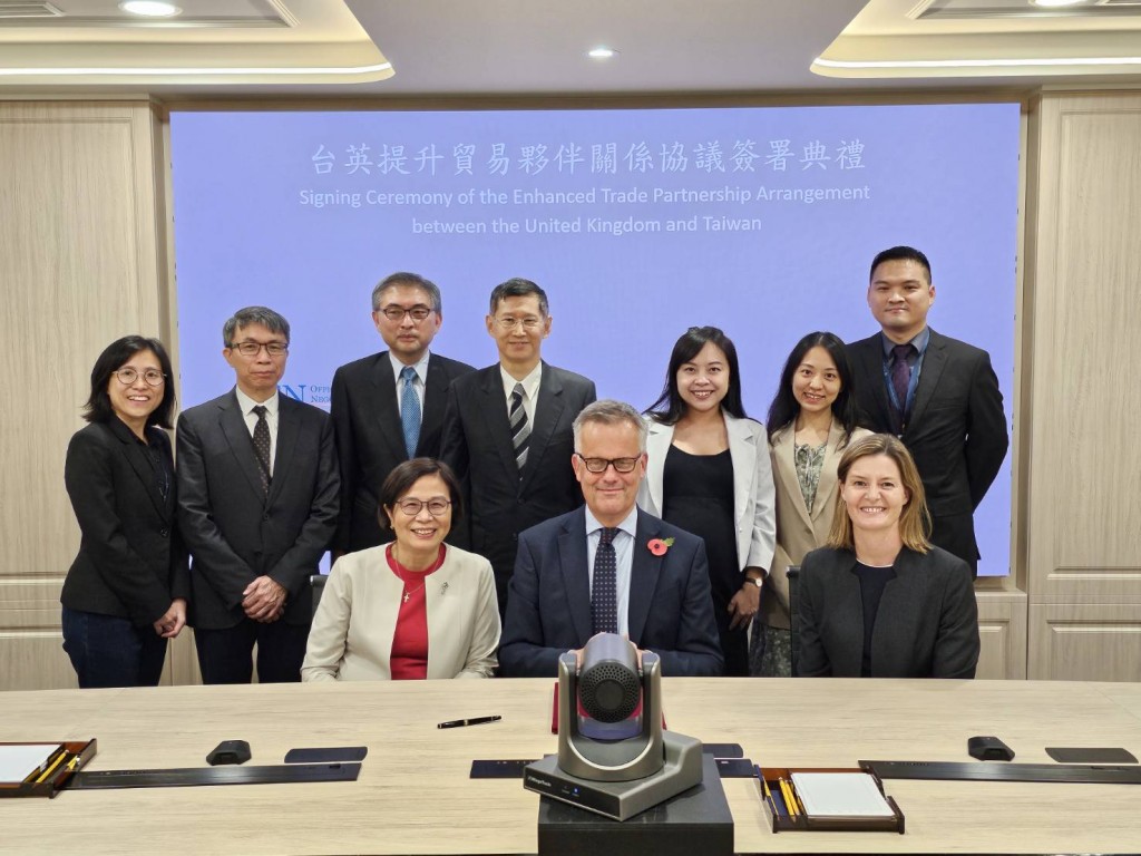 UK representative in Taiwan John Dennis (center, seated) signed the ETP Arrangement Wednesday. (Executive Yuan photo)
