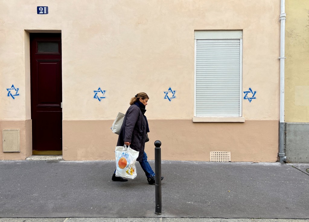 巴黎街頭遭塗鴉超過250個大衛之星的標記（圖／路透社Lucien Libert）
