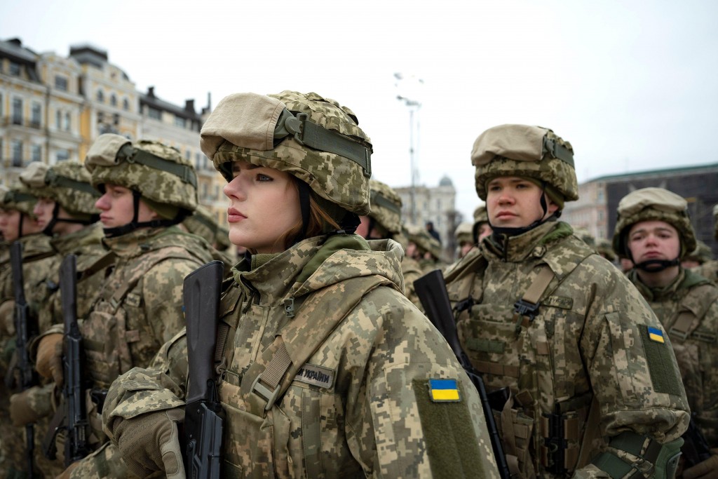 2023/2/4俄羅斯入侵一週年，烏克蘭士兵站立於基輔索菲亞廣場（圖／路透社_alamy）
