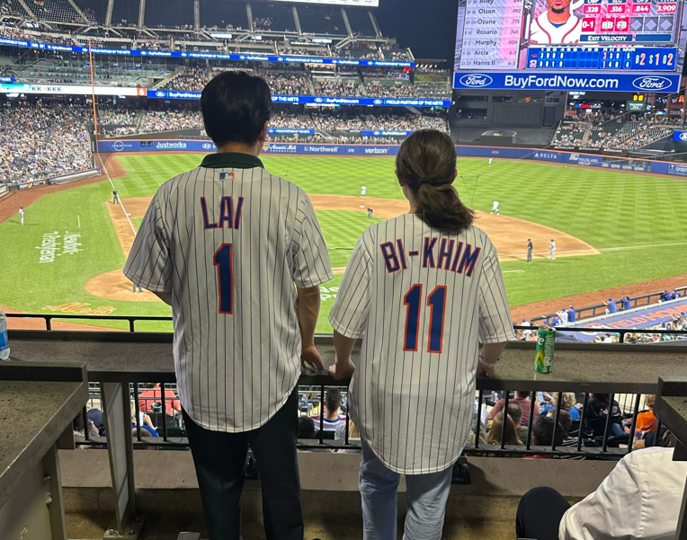 賴清德今年過境美國時，與蕭美琴同穿棒球衣在花旗球場觀賽（圖／截自蕭美琴臉書）
