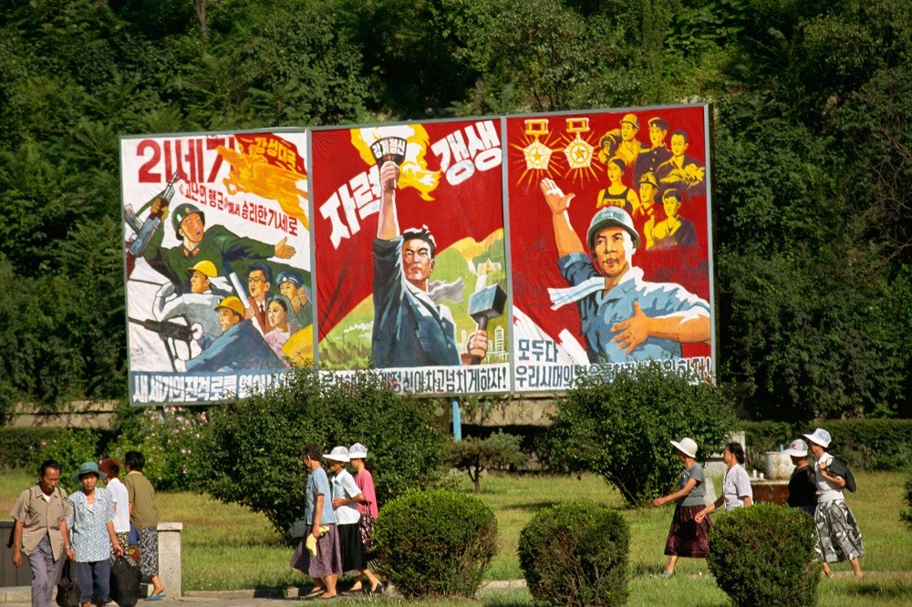 位於北韓平壤的共產主義風格看板（圖／路透社_Alamy）
