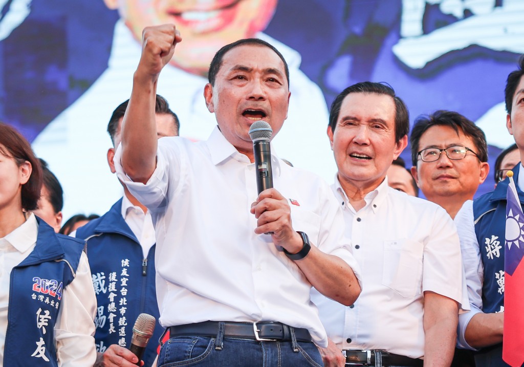 KMT presidential candidate Hou Yu-ih and former President Ma Ying-jeou at a campaign rally in Taipei City Nov. 4. 
