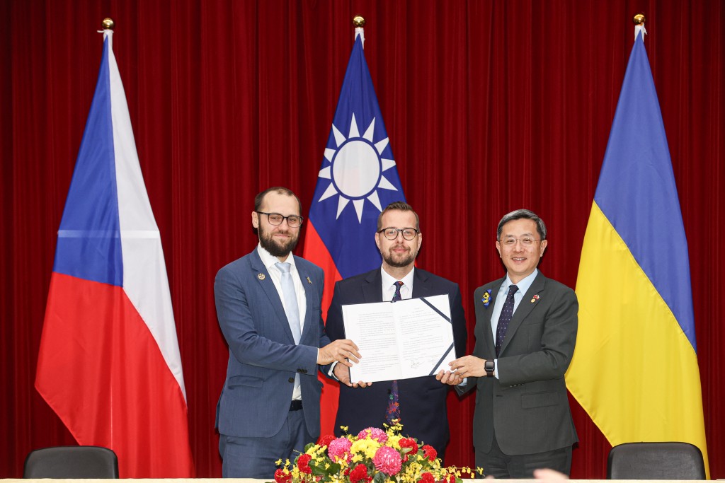 Czech official Tomas Kopecny, Czech envoy in Taipei David Steinke, and Deputy Foreign Minister Roy Chun Lee with the MOU for Ukraine reconstruction Fr...