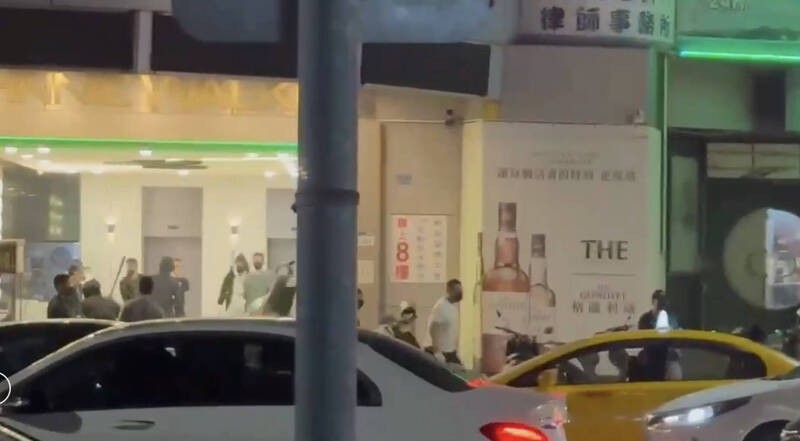 Gangsters vandalize business in Kaohsiung's Xinxing District, Nov. 10. (Screen grab from YouTube video) 
