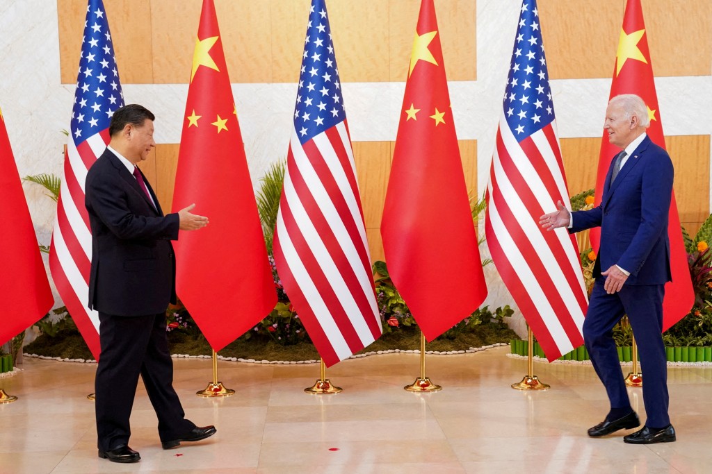 圖為美國總統喬拜登與中國領導人習近平2022年11月14日在印尼巴里島G20峰會場邊致意畫面。（圖片來源：路透社)
