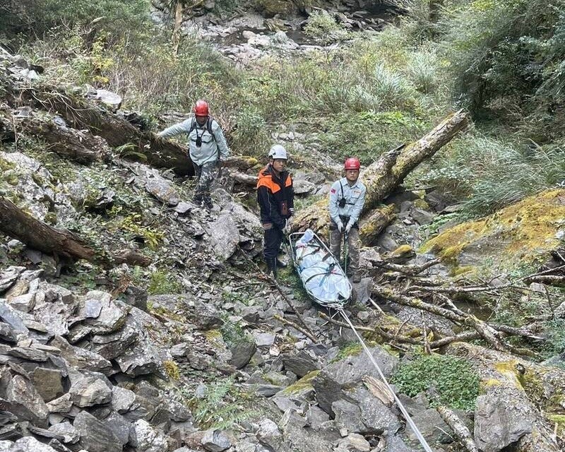 Rescue team members assist in removing the body from the mountains in Nantou, Nov. 10. (Shenying Mountain Search and Rescue photo)
