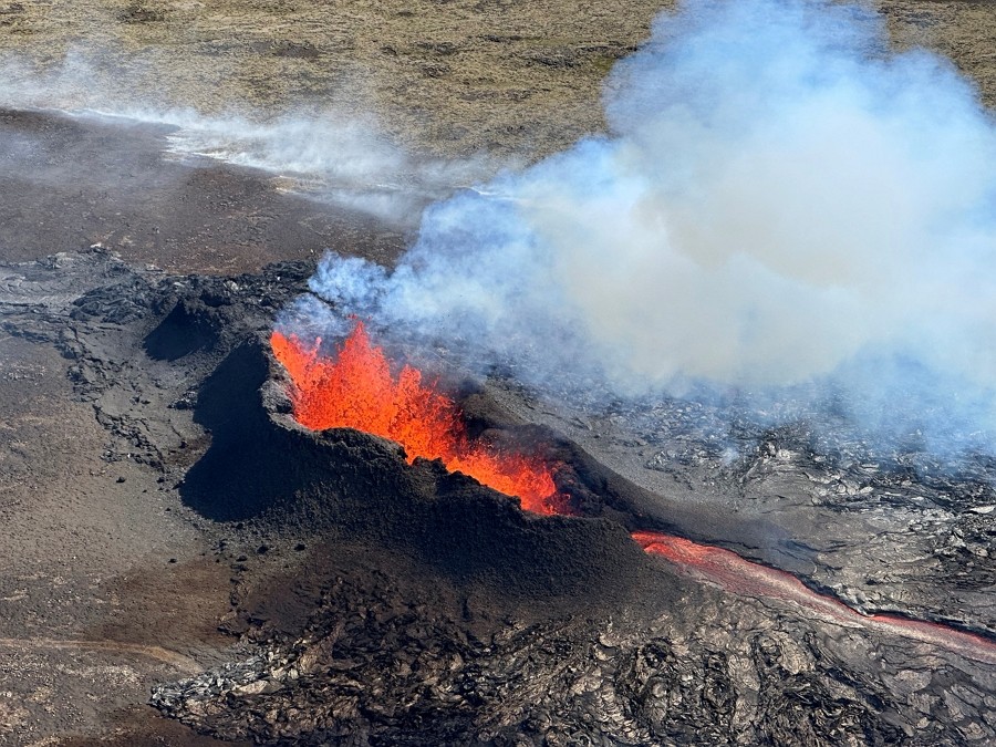 2023 年7 月12 日，冰島雷克雅內斯半島的一座火山爆發，滾滾岩漿噴湧而出。（圖／路透社）
