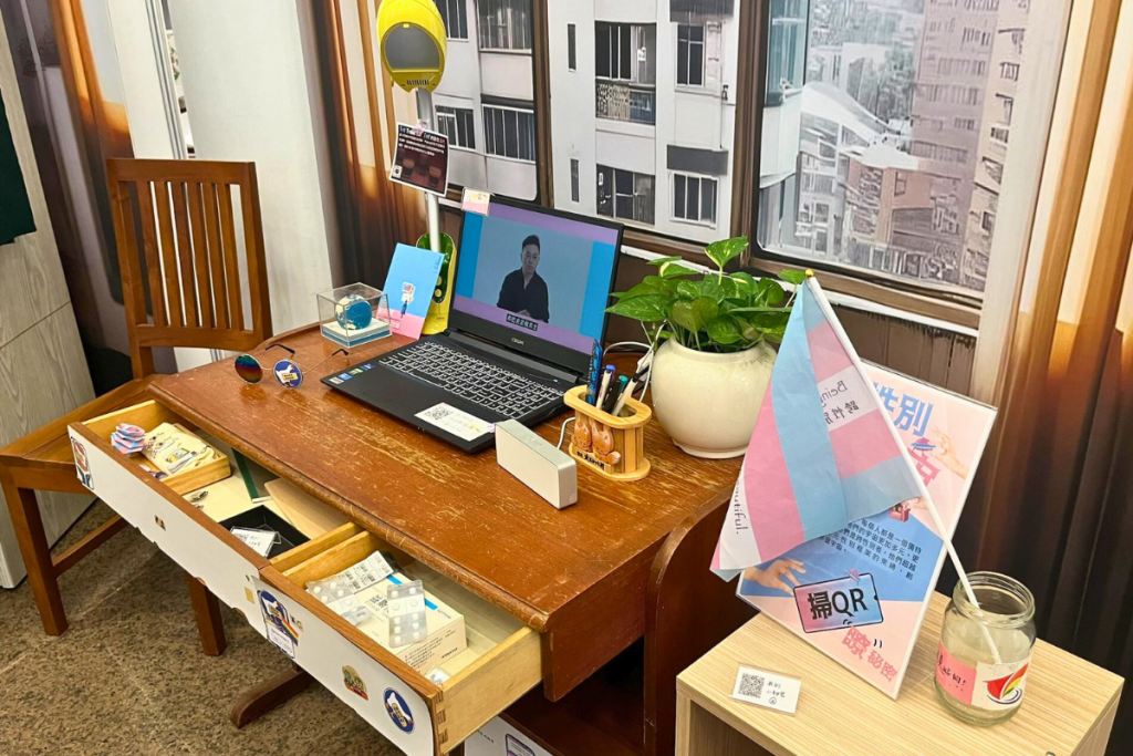 A selection of items represent daily experiences of transgender people in an art installation as part of TAPCPR's exhibition. (Taiwan News photo)
