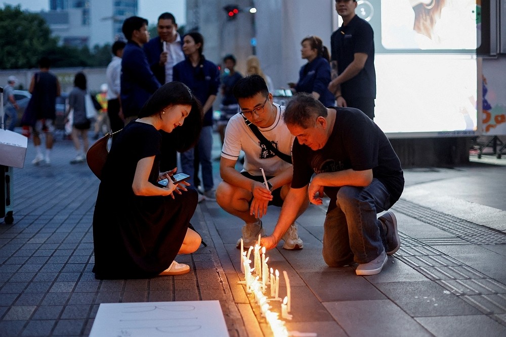 2023年10月4日，曼谷燭光悼念槍擊案死傷者。（圖／路透社Jorge Silva）

