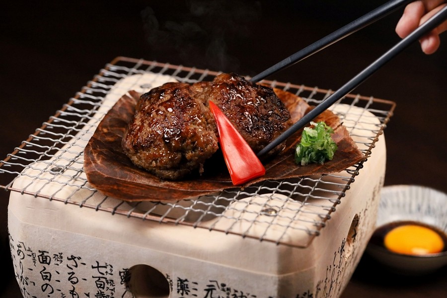  京樂日本料理餐廳推出頂級A5和牛漢堡排。（圖／高雄萬豪酒店）
