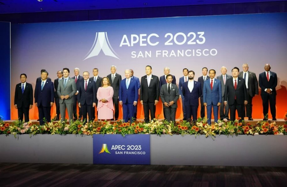 APEC會議領袖合照，台灣代表張忠謀（後右3）站在第二排。（APEC台灣媒體團提供）

