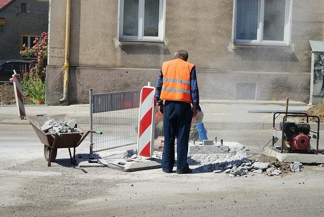 建築工人正在鑽地，空氣中瀰漫粉塵。（圖／pixabay）
