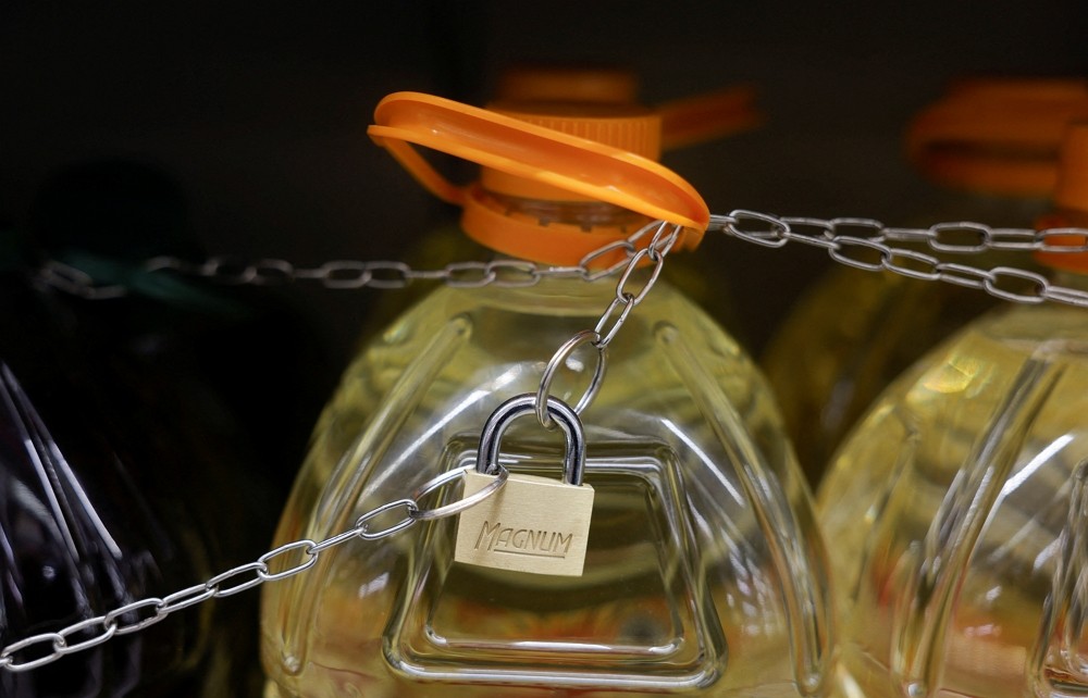 2023年10月23日，西班牙超市Tu Super將貨架上的橄欖油上鎖。（圖／路透社Jon Nazca）
