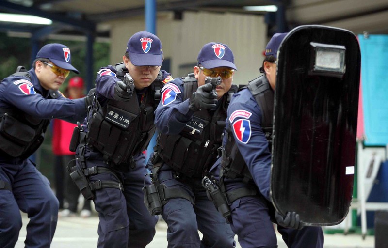 Taiwan police officers conduct a drill. (CNA photo)
