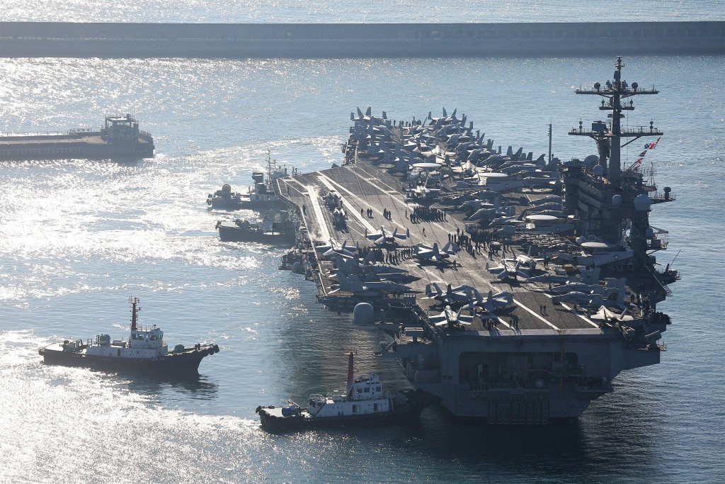 美國航空母艦「卡爾文森號」（USS Carl Vinson）今（21）日抵達釜山一處港口（圖／韓聯社via路透社）
