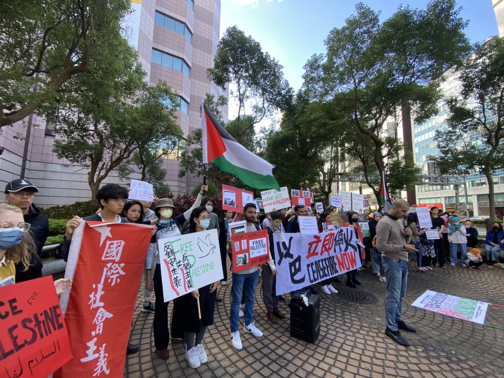 Protestors gather outside Israel's office in Taiwan on Tuesday. (@forpeacetw photo)
