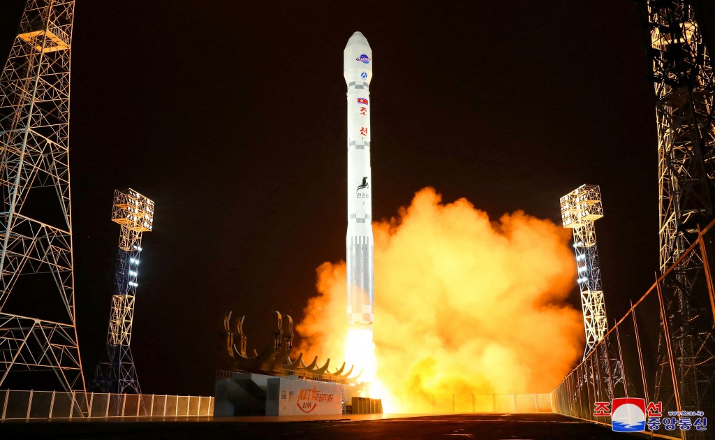 北韓在11月21日晚間發射一枚搭載軍事偵察衛星「萬里鏡1號」的火箭「千里馬1號」，稱已成功將衛星送上軌道（圖／KCNA via 路透社）
