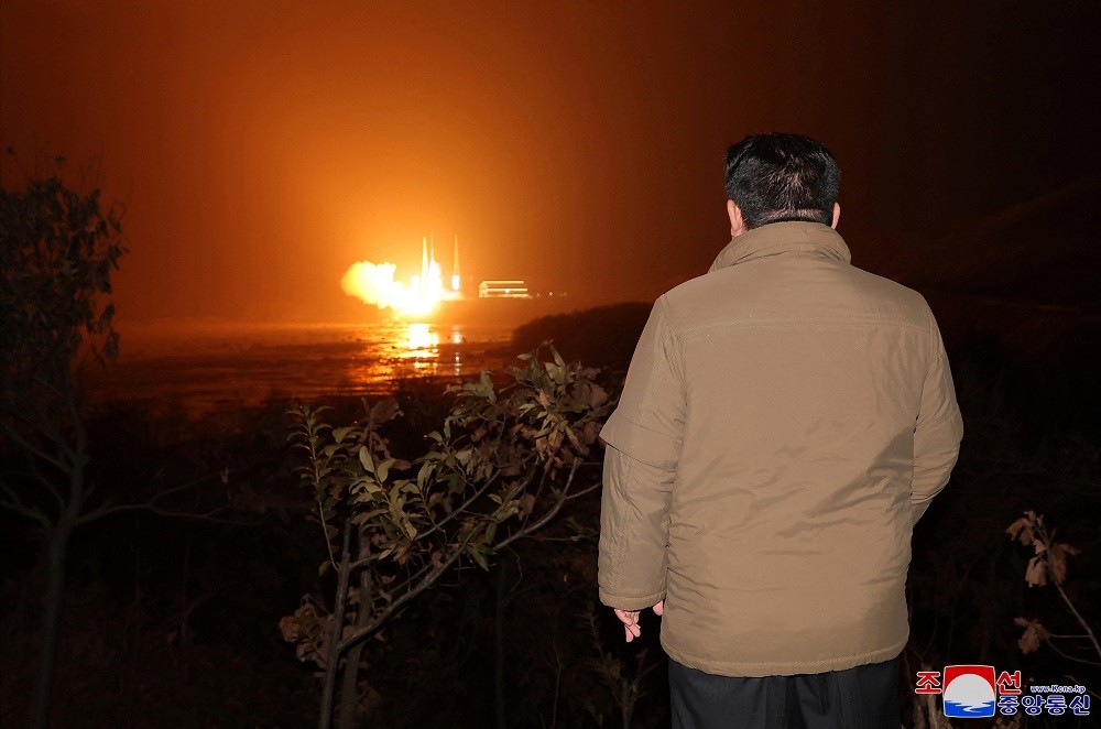 北韓21晚間發射軍事偵察衛星，稱成功將其送上軌道，北韓領導人金正恩至現場觀看（圖／KCNA via 路透社）
