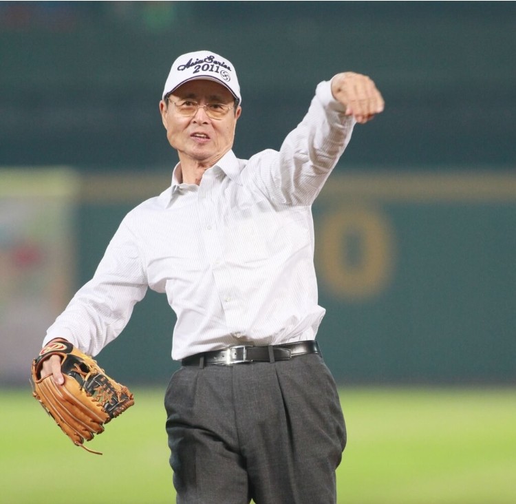 2011亞洲職棒大賽在台中洲際棒球場舉行冠軍戰，時任軟銀球團會長王貞治出席擔任開球嘉賓。（圖／中央社）
