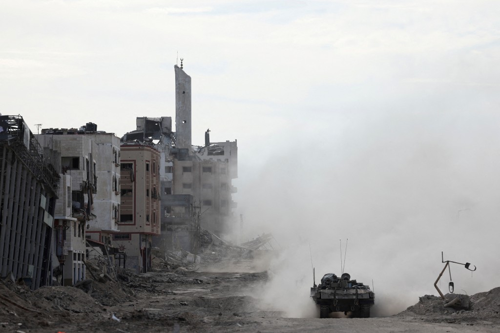 圖片為以色列坦克車在加薩地區北部執行任務的畫面。（圖／路透社)
