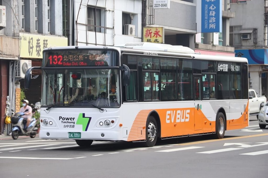 An electric bus passes an intersection in Taichung. (Taichung Bus photo)
