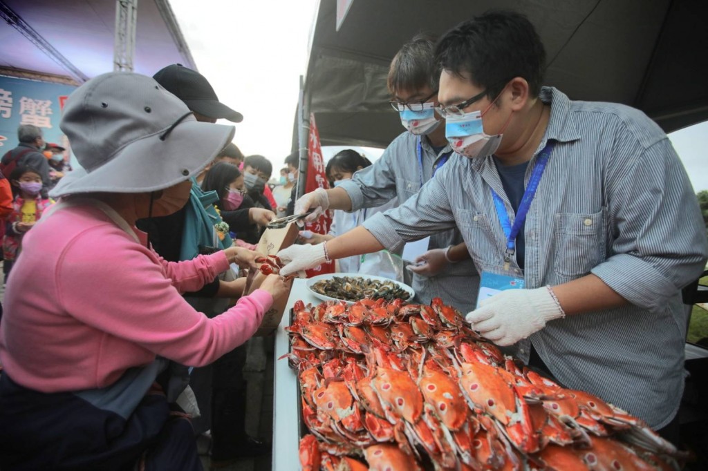 參加淨灘者可獲得螃蟹優先購買券，搶先選購現場攤位的超值熟蟹。(資料來源：淡水區漁會)
