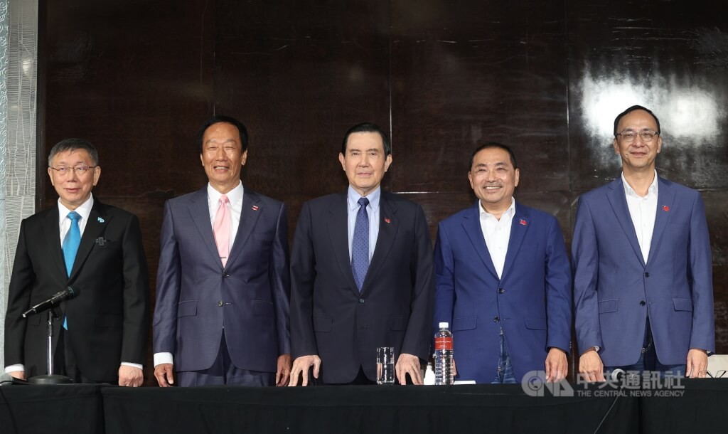 Ko Wen-je, Terry Gou, Ma Ying-jeou, Hou Yu-ih, and Eric Chu pose for photographs ahead of a press conference at Taipei's Grand Hyatt Hotel on Thur...