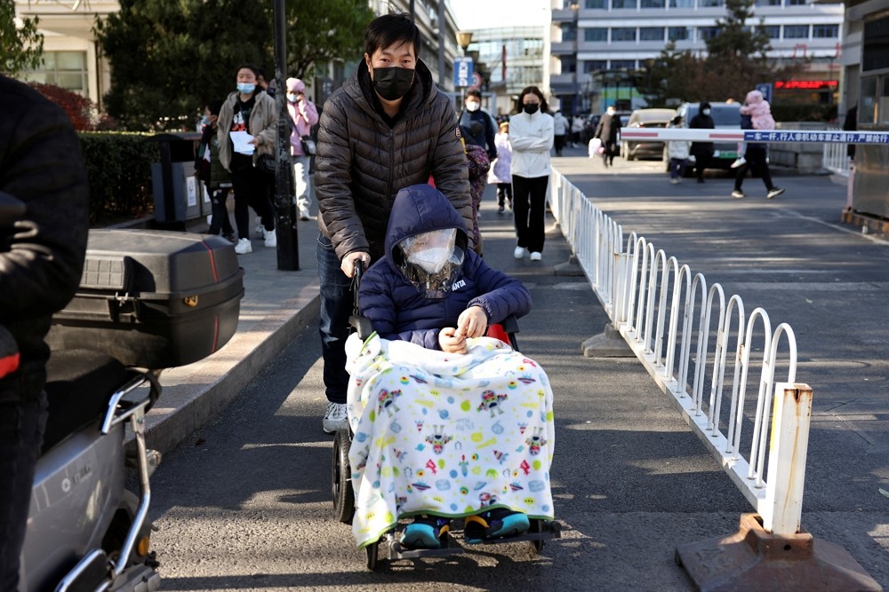 2023年11月24日，北京兒童醫院外兒童患者坐在輪椅上。（圖／路透社Florence Lo）
