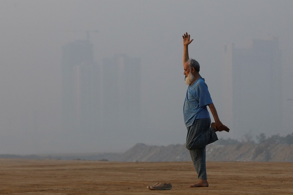 2023年11月10日，巴基斯坦嚴重霧霾中，一人正在做運動。（圖／路透社Akhtar Soomro）
