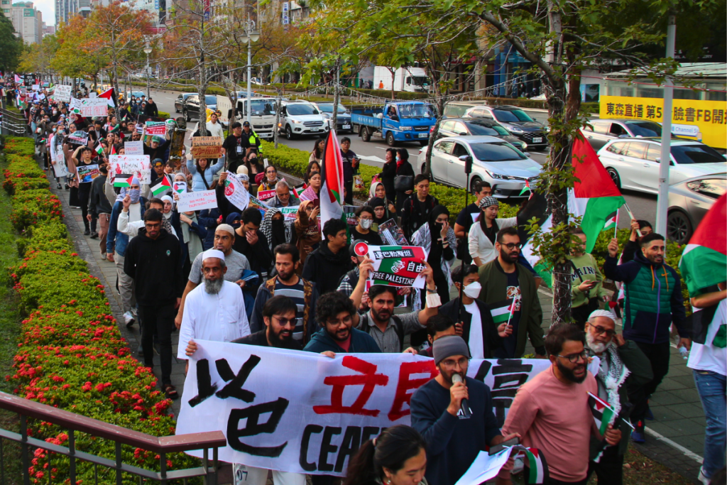 Protestors march in support of Palestine around Daan Park on Saturday. (Taiwan News, Jono Thomson photo)

