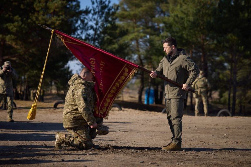 圖為2023年11月3日, 烏克蘭總統澤倫斯基(右) 在某基地授旗給砲兵部隊 (路透/烏克蘭總統府新聞單位提供) 
