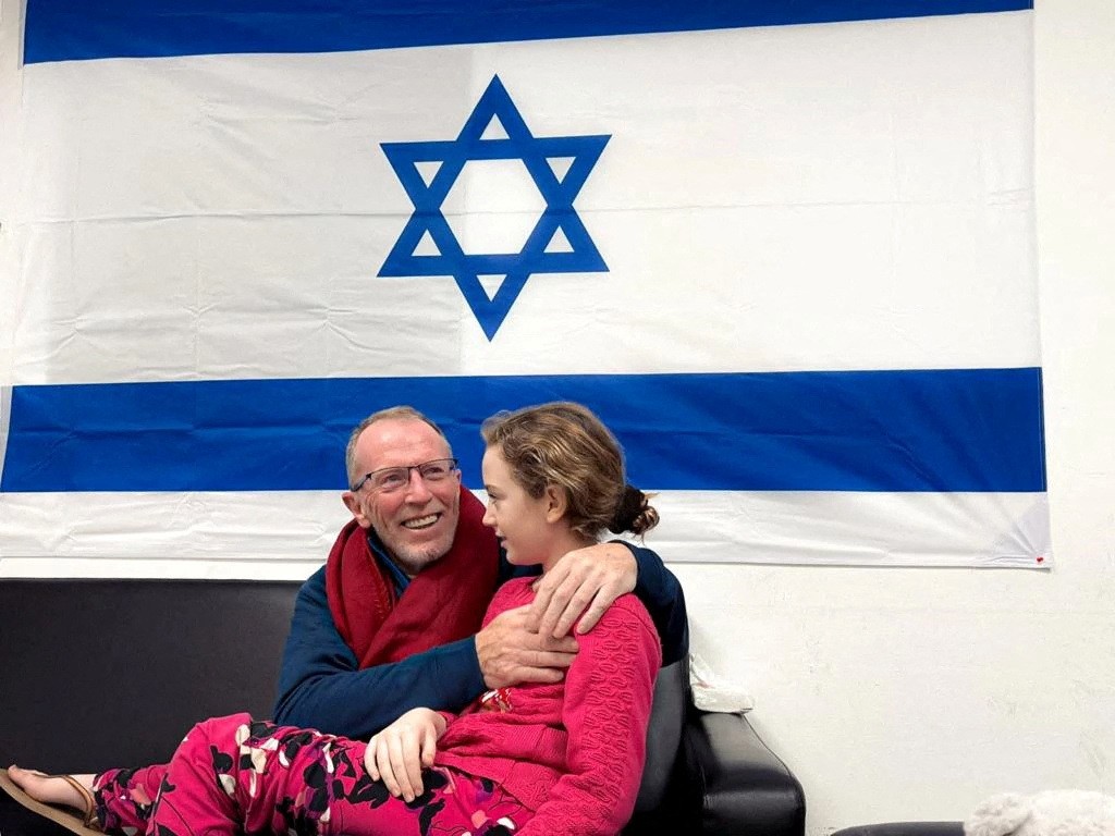愛爾蘭裔以色列女童Emily Hand在遭哈瑪斯綁架50天後，終於在25日與父親重逢（圖／路透社＿ISRAEL DEFENSE FORCE...